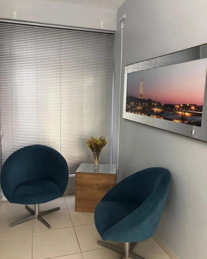 Sala de espera do escritório, com poltronas azuis