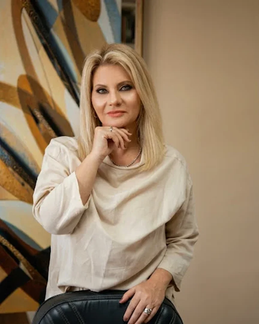 Retrato de Luciana Meirelles, advogada em Santo Ângelo, no escritório